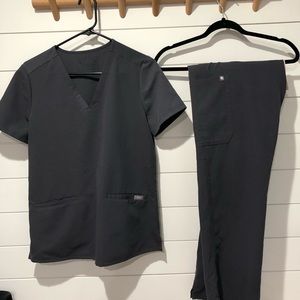 FIGS women’s scrub set